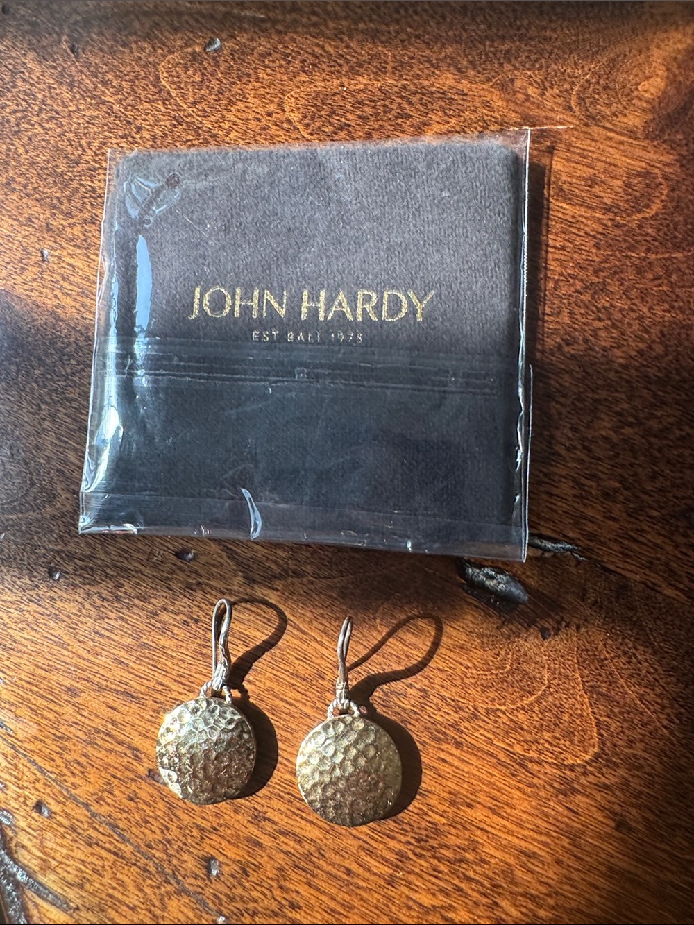 John Hardy Palu 18k and sterling silver hammered round drop earrings - Picture 4 of 13